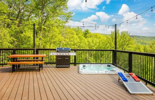 Front Royal Villa | Skyline Yurt: Hot Tub~Wood Stove~WiFi~EVcharger