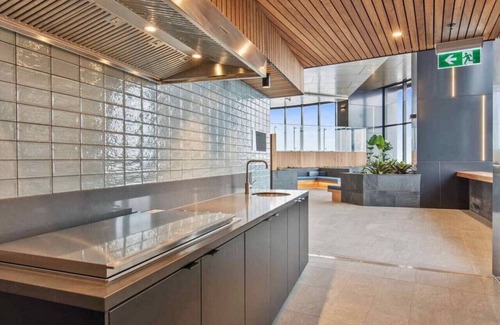 Brisbane Central Business District Apartment | Skytower 1901 · L19 Spacious Apt, Wi-Fi, Parking