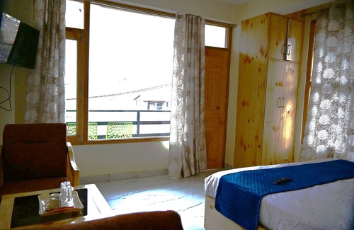 Burwa Hotel | SkyWay HomeStay Burwa