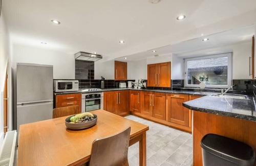 Ainley Top House | Sleek 2B/1B Retreat in Lindley, Huddersfield