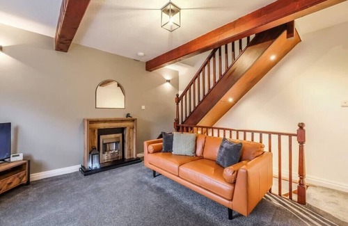 Ainley Top House | Sleek 2B/1B Retreat in Lindley, Huddersfield