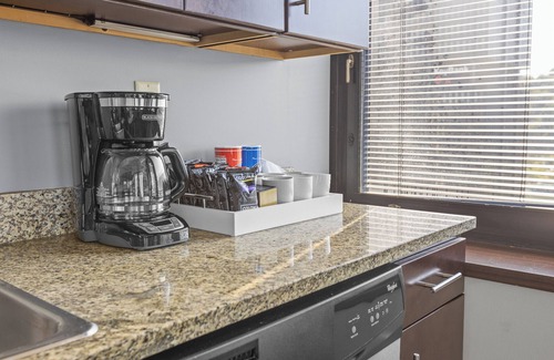 Downtown Pittsburgh Apartment | Sleek 2BR Downtown Retreat with Gym