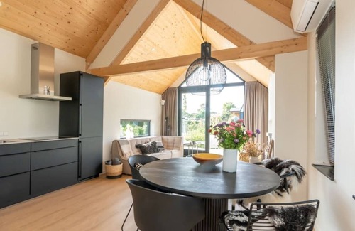 Westenschouwen House | Sleek and contemporary with a finish of natural materials! In this 4-person chalet with spacious ter