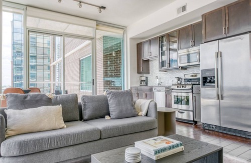 Waller Creek District Apartment | Sleek Downtown Austin 1BR w/Gym, Pool & W/D, nr Rainey St, by Blueground