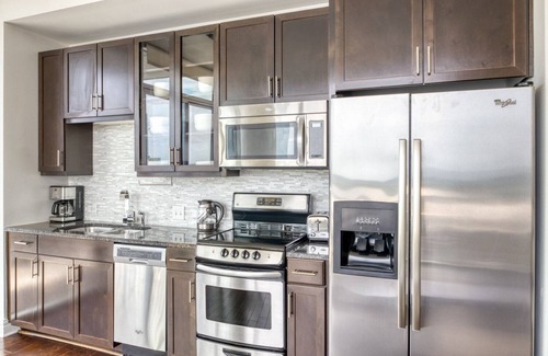 Waller Creek District Apartment | Sleek Downtown Austin 1BR w/Gym, Pool & W/D, nr Rainey St, by Blueground