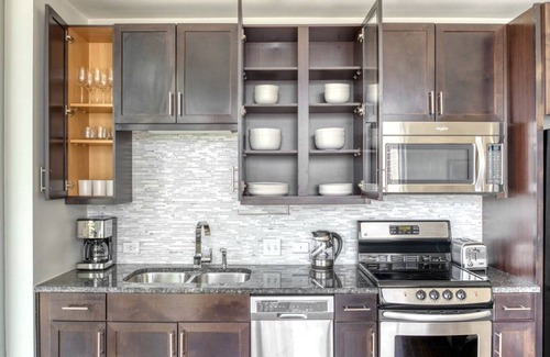 Waller Creek District Apartment | Sleek Downtown Austin 1BR w/Gym, Pool & W/D, nr Rainey St, by Blueground