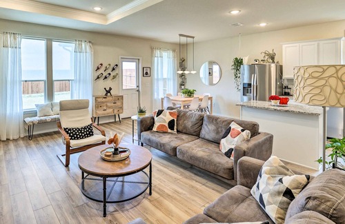 Fort Worth House | Sleek Fort Worth Home w/Patio - Pets Welcome!