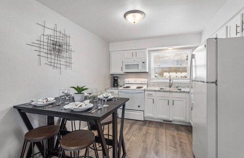 Appleton Apartment | Sleek & Spacious 2BR in Appleton – Queen Beds #A