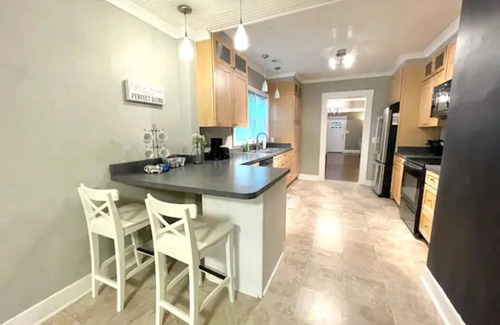 Greenwood House | Sleep 8, 15 min to Indy! Beautiful Home/Quiet Area