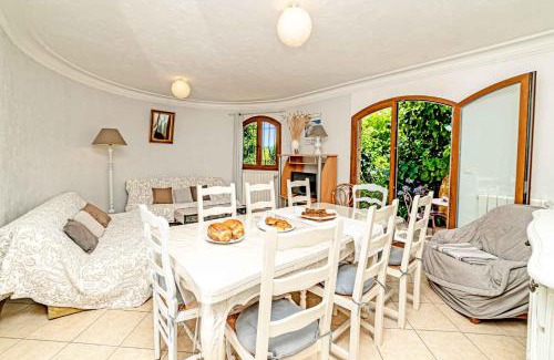 Le Bar-sur-Loup Apartment | Sleep 8 flat near cannes and grasse french riviera