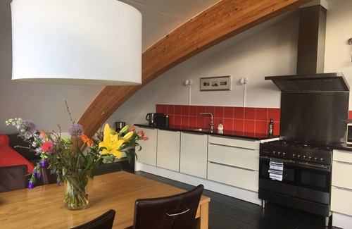 Warfhuizen House | Sleeping under a grass roof on the Reitdiep in Groningen