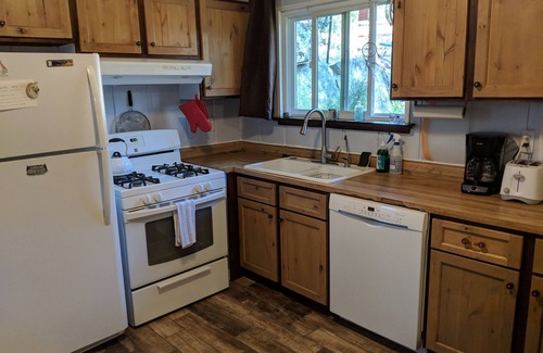 Oakhurst Cabin | Sleeping Wolf Guest House