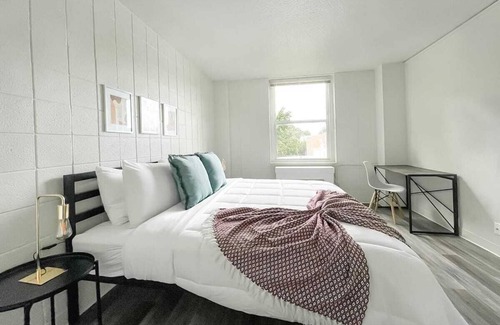 Walnut Hills Apartment | Sleepover: Vivid 1BD/1BA + Gym - Downtown Cincinnati