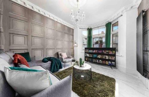 Loxford House | Sleeps 10, CINEMA TV , 2 baths, 10 mins to Stratford