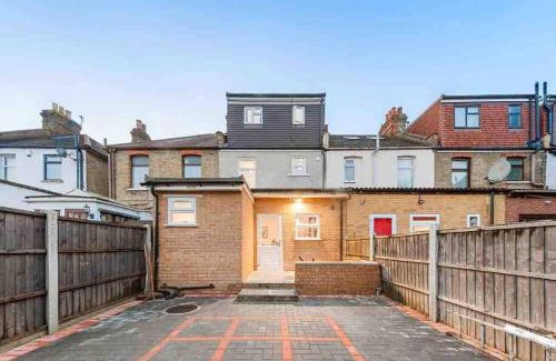 Loxford House | Sleeps 10, CINEMA TV , 2 baths, 10 mins to Stratford