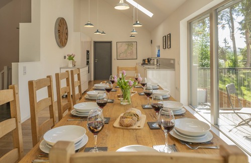 Kincraig Apartment | Sleeps 10 in 1 superking, 1 king and 3 full size bunk beds (6 single beds)