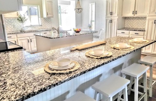 Keller House | sleeps 11 KING BED Country Charmer in Iconic Fort Worth- pet and child friendly