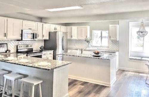 Keller House | sleeps 11 KING BED Country Charmer in Iconic Fort Worth- pet and child friendly