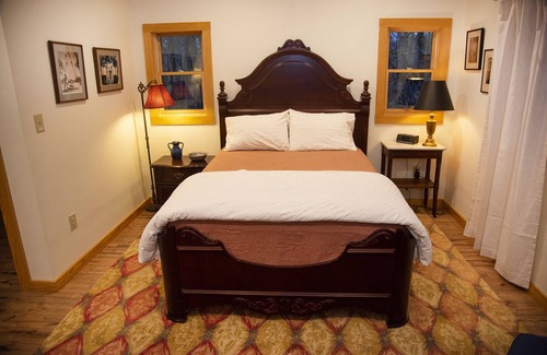 Arnoldsville Cabin | Sleeps 12, 4 bedrooms 3 full baths, 2 full kitchens, 4 TVs, space/views/nature!