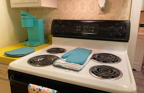 Charleroi House | Sleeps 12! Cozy Charleroi, Near Pittsburgh PA