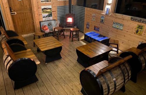 Enniskillen House | Sleeps 12 Hot Tub Sauna Cinema Pets Welcome