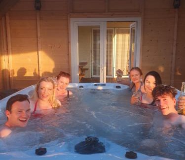Enniskillen House | Sleeps 12 Hot Tub Sauna Cinema Pets Welcome