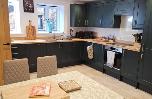 Fiddington House | Sleeps 12, Stunning, Dog Friendly, Hot Tub, Rural