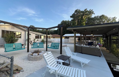 Astor House | Sleeps 13, theater, waterfront, close to springs and forest. Old Florida