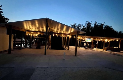 Astor House | Sleeps 13, theater, waterfront, close to springs and forest. Old Florida