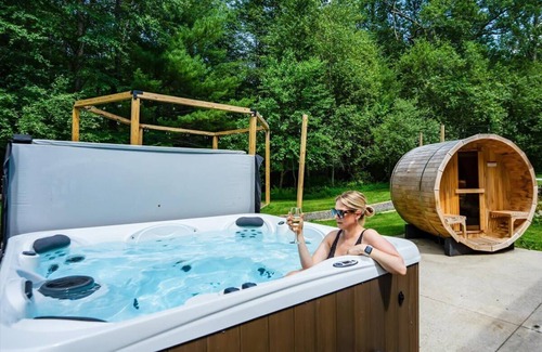 Reeders House | Sleeps 14! Pool Hot Tub Sauna Pickleball Arcade