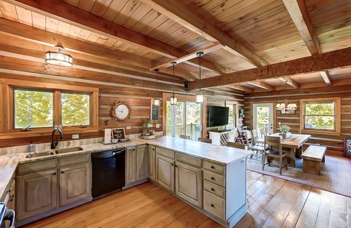 Loveland Cabin | Sleeps 15 - Log Home w/Hot Tub on Ranch w/Lake!