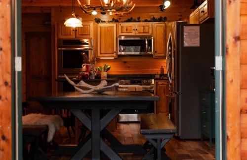 Carbon Hill Cabin | Sleeps 16! Luxury Cabin With Game Room & Hot Tub