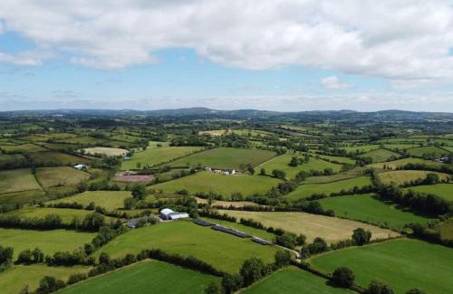 Enniskillen Villa | Sleeps 18 Double Decker Bus Hot Tub Sauna Cinema Pets
