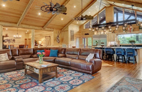 Bismarck Cabin | Sleeps 18 Premium Immersive Experience @ Upscale Luxury LogVilla ~ Hot Springs