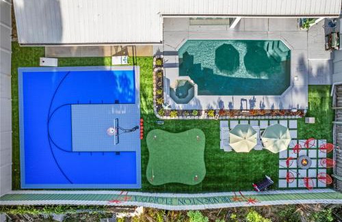 West Bradenton House | Sleeps 20 Basketball Court Pool Hot Tub Movie Room