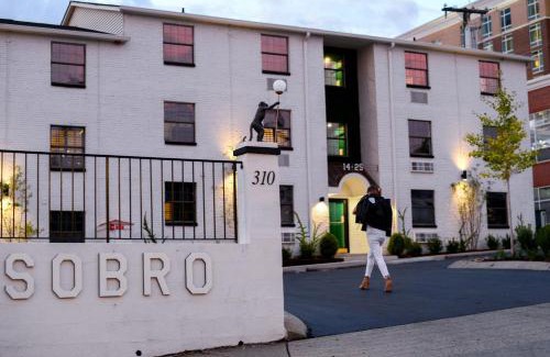 Rutledge Hill House | Sleeps 24 12 Suites in Walkable SoBro Near Downtown – by AvantStay