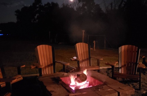 Coxsackie House | Sleeps 27/Pickleball Court/Game Room/Hot Tub/Pool/Batting Cage/Beach
