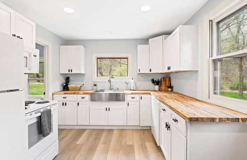 Naples Cabin | Sleeps 4 | Pet Friendly | Fire Pit