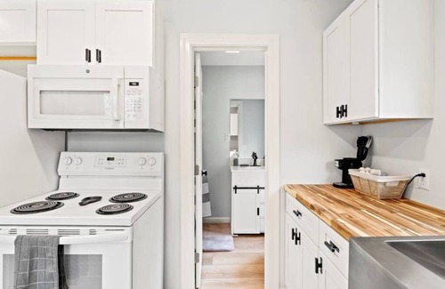 Naples Cabin | Sleeps 4 | Pet Friendly | Fire Pit