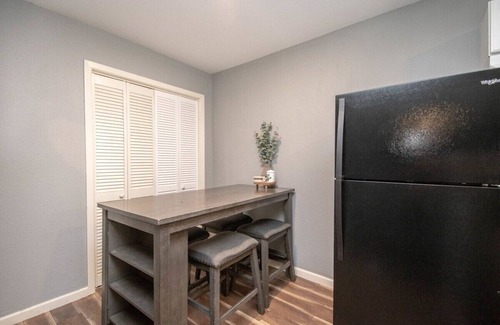 Park Place Apartment | Sleeps 6 | 2 Beds + Bunk | Crib | Budget-Friendly