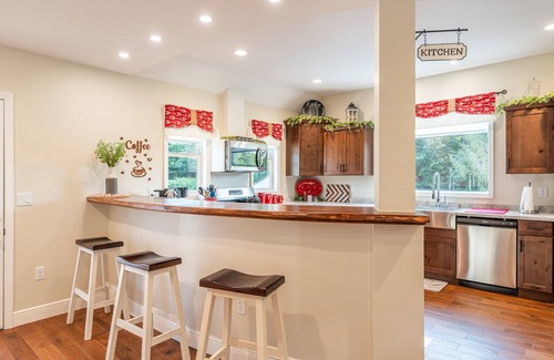Elkton Cabin | Sleeps 6, Rural, Peaceful, Homey