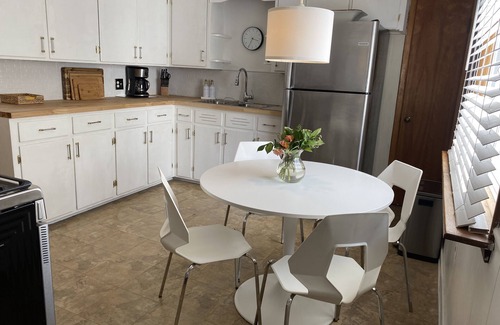 West Seneca House | Sleeps 7 - Midcentury Gem 10 min -Key Bank Ctr. , 20 min - Falls
