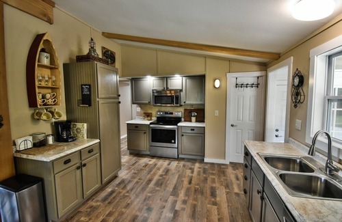 Union House | Sleeps 8; hot tub, pool, playground, firepit, fishing w/floating dock, lake view