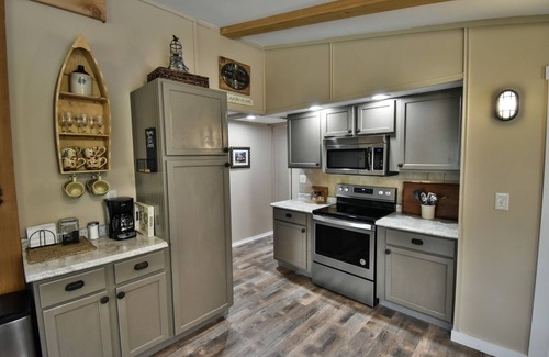 Union House | Sleeps 8; hot tub, pool, playground, firepit, fishing w/floating dock, lake view