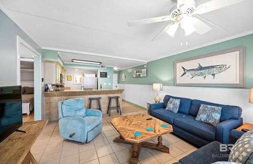 Orange Beach Condo | ★Sleeps 8★on the beach★4 pools★Pool Side Bar★ Private Beach Access