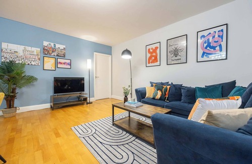 Manchester City Centre Apartment | Sleeps 9 Canal Street Apartment by City SuperHost