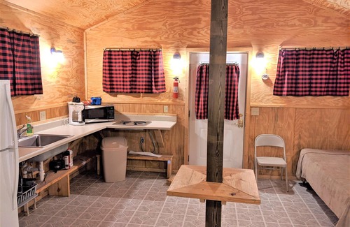 Fayetteville House | Sleeps up to 4, kitchenette, full bathroom, air conditioned/heated, free WiFi