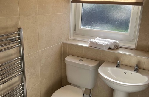 Airdrie House | Sleeps6, for tradesman contractors,WiFi ,parking