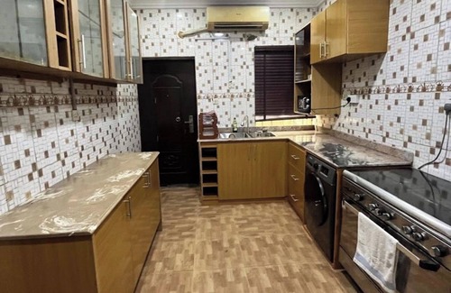 Lagos House | Sleeps6- WiFi- SmartTV- w/d