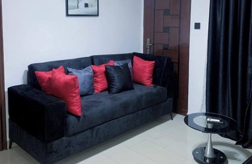 Lagos House | Sleeps6- WiFi- SmartTV- w/d